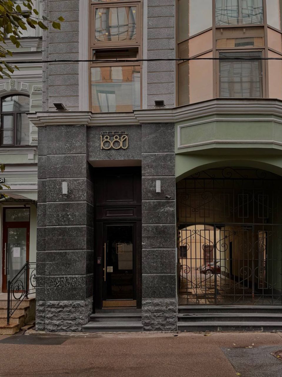 Вход в отель «1880» с Тележного переулка